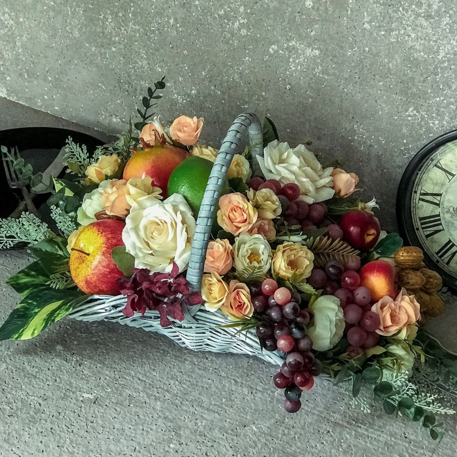 Композиции из цветов и фруктов
