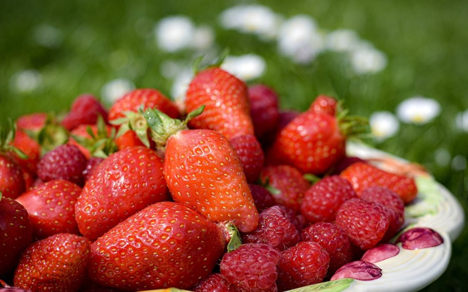 Ягоды малина земляника