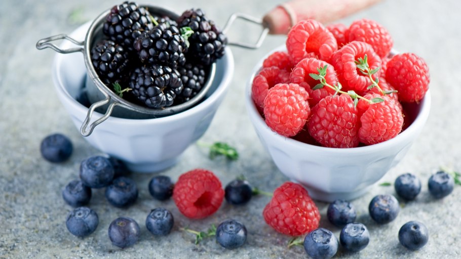 Ягоды малина ежевика