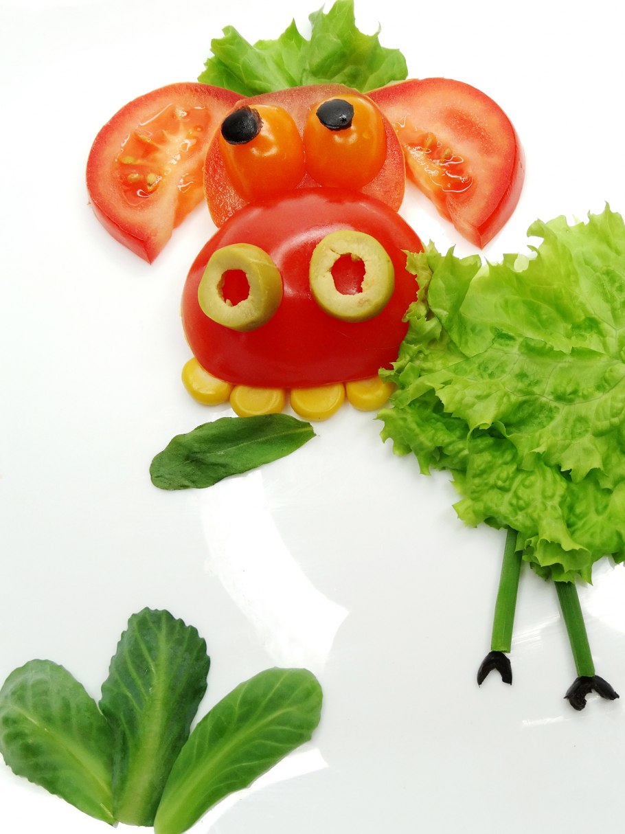 Фигурное украшение из овощей