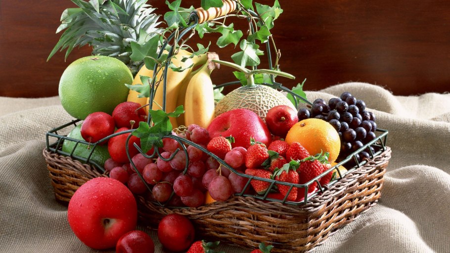 Красивая корзина с фруктами