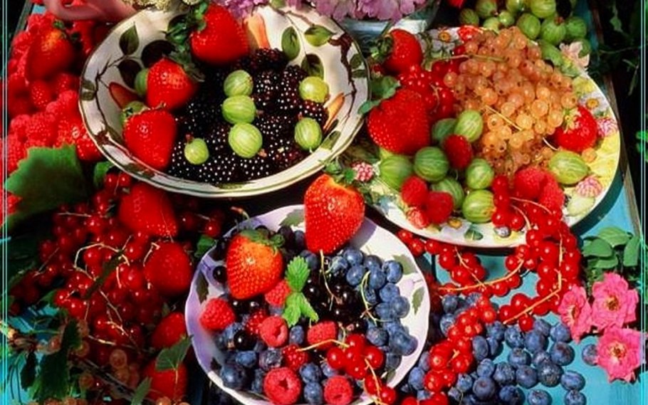 Угощайтесь ягоды и фрукты