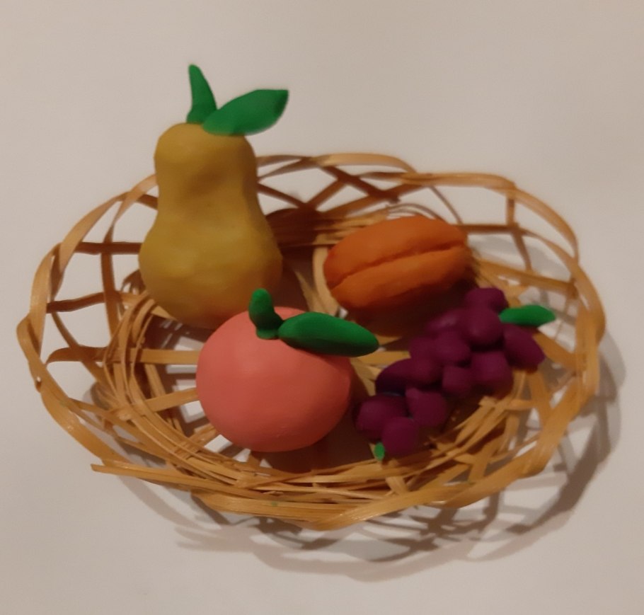 Корзина фруктов из пластилина