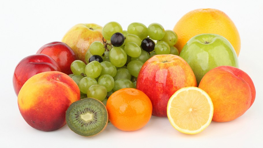 Много фруктов на белом фоне