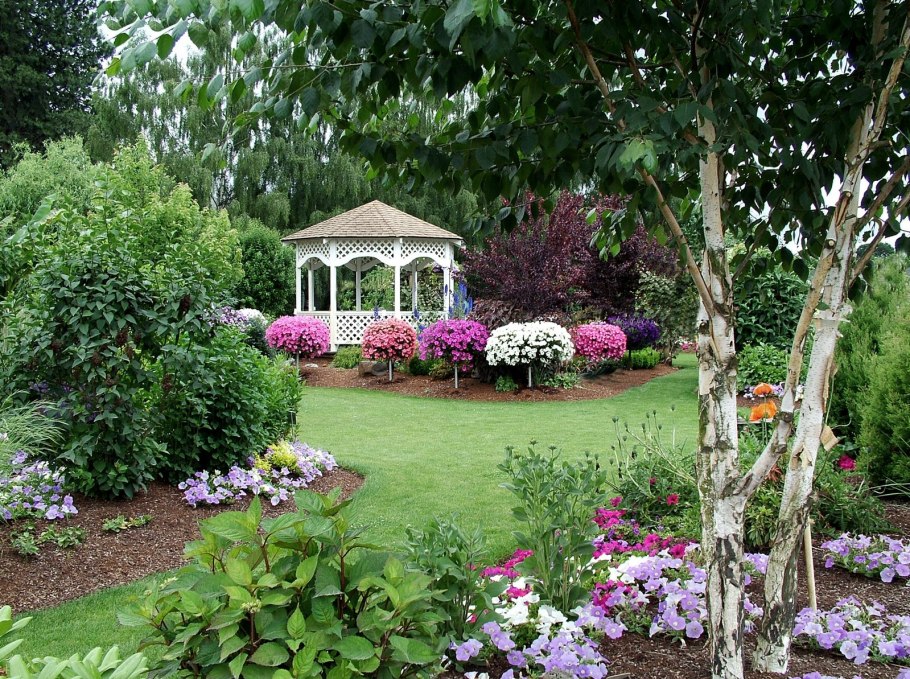 Миксбордер вокруг беседки