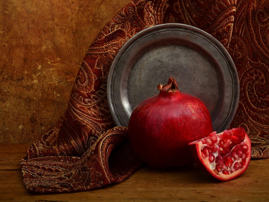 Натюрморт гранат