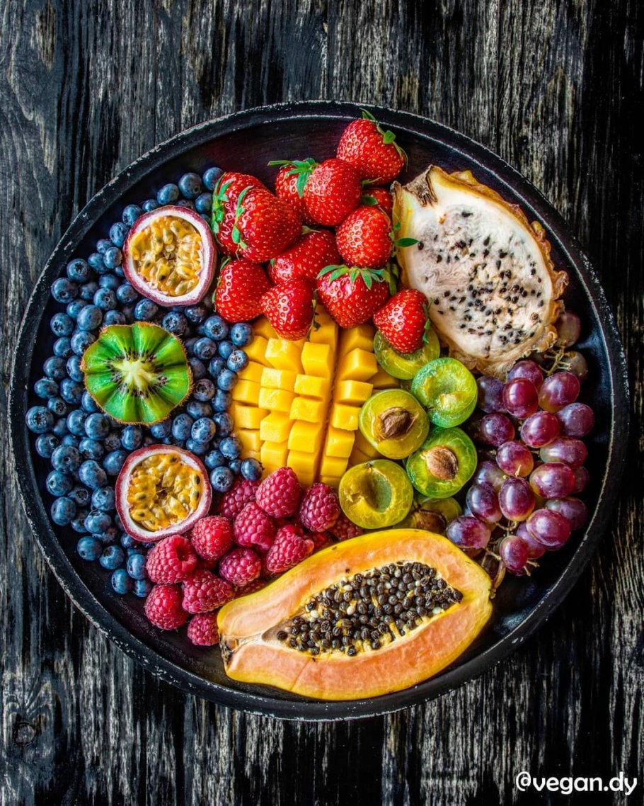 Экзотические фрукты на тарелке