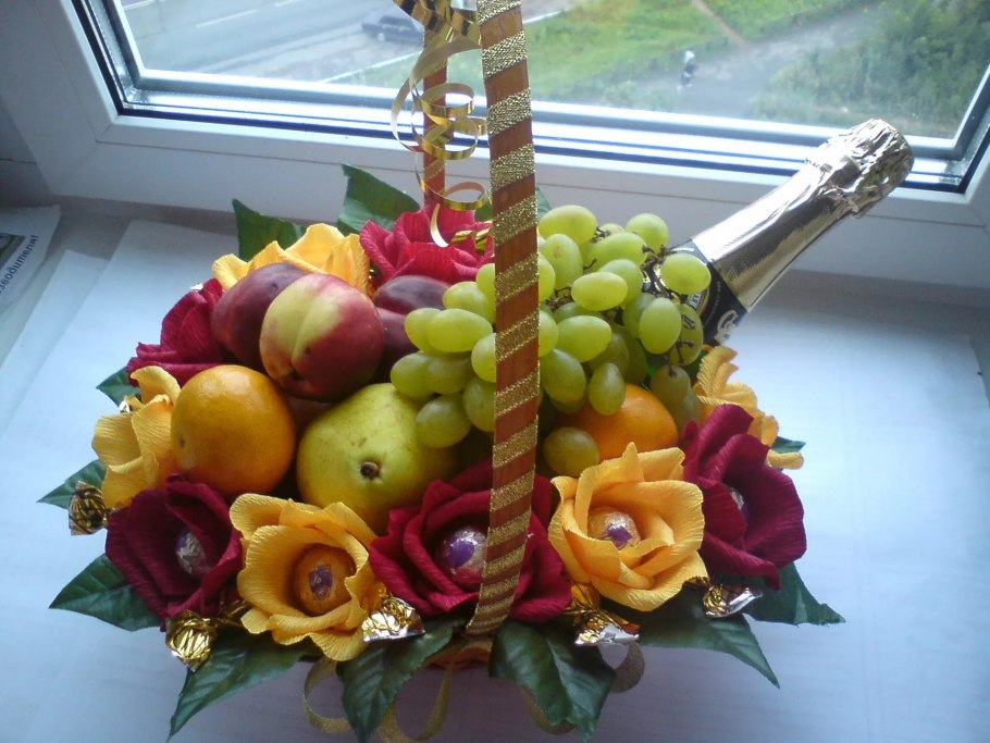 Букет из фруктов и конфет
