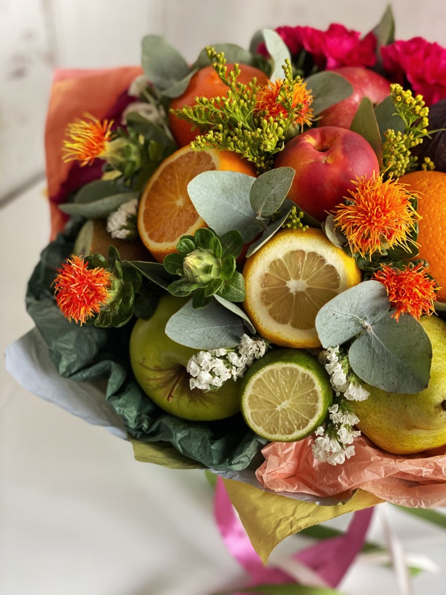 Женский букет из фруктов