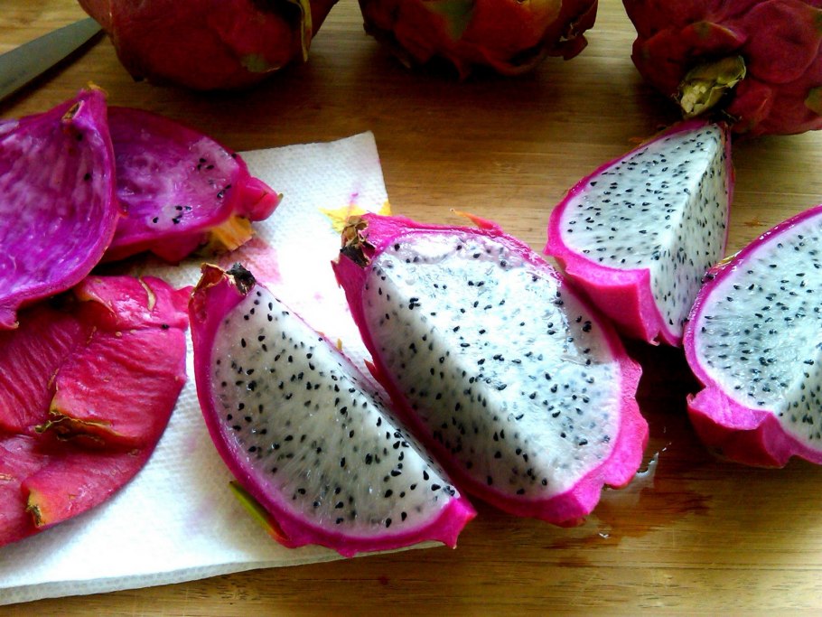 Фрукт внутри белый с черными точками