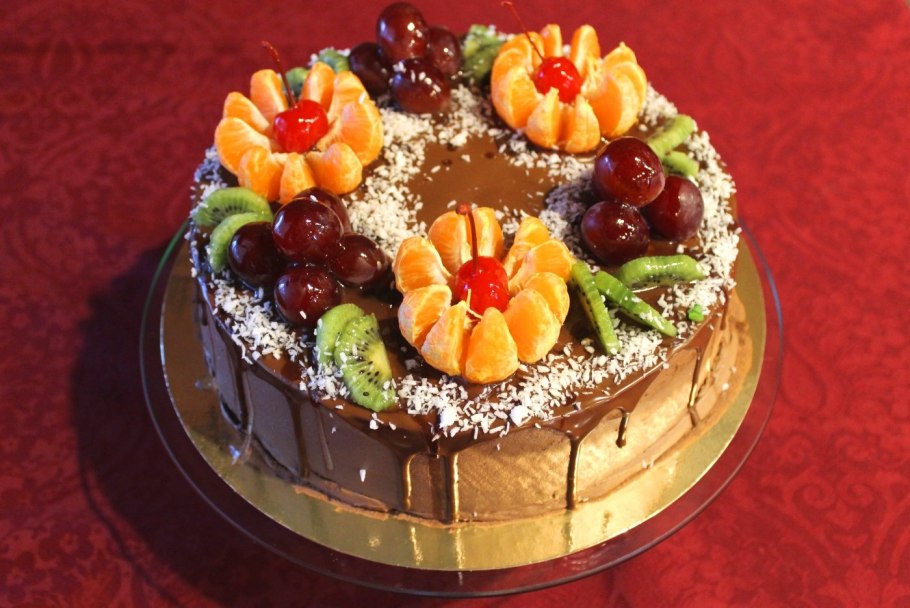Украшение торта фруктами