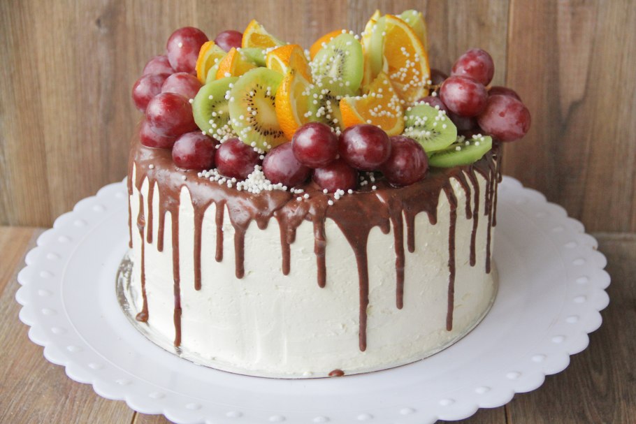 Украшение торта фруктами и шоколадом