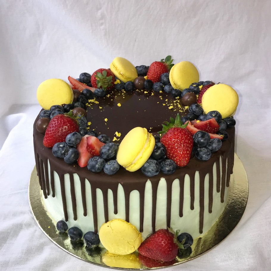 Украшение шоколадных тортов фруктами