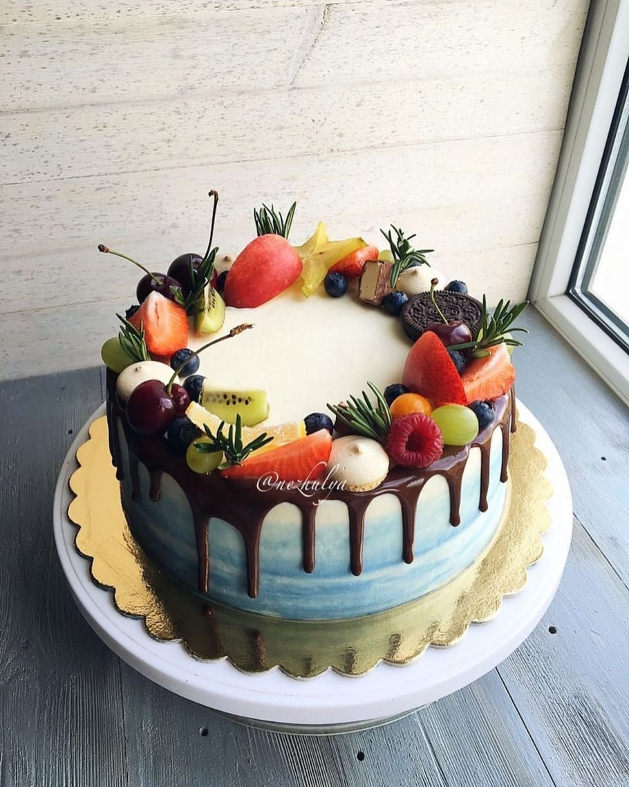Торт с фруктами сверху