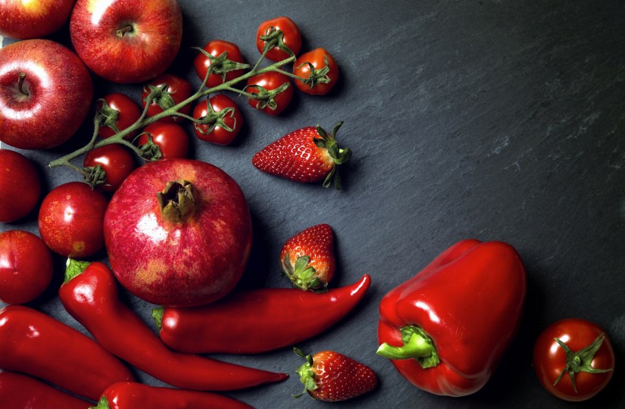 Красные овощи и фрукты