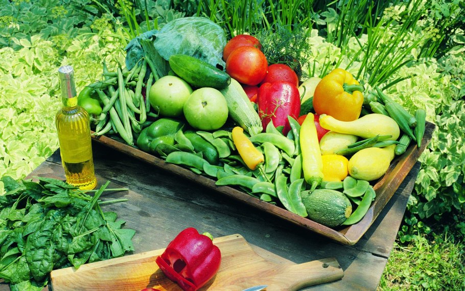 Овощи и зелень в огороде