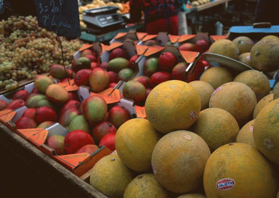 Грузинские фрукты и ягоды