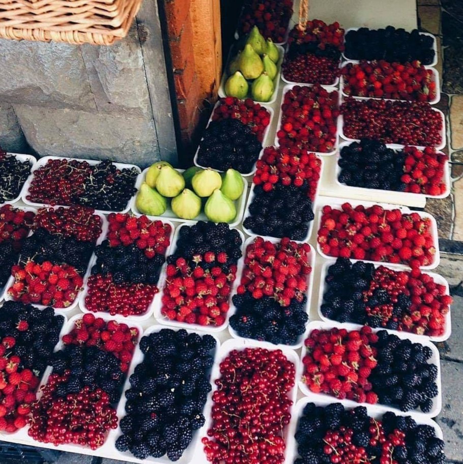 Грузинские фрукты и ягоды