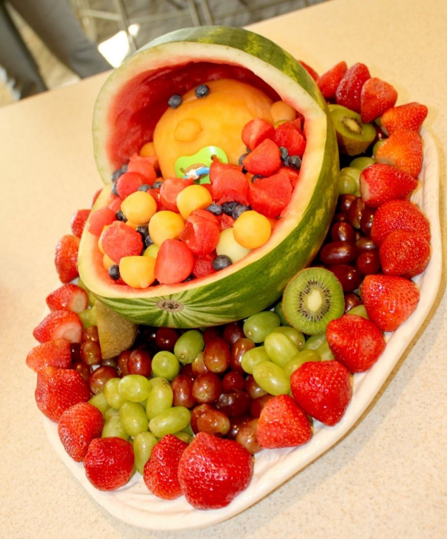 Красивые Фруктовая корзина из арбуза