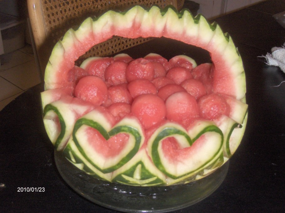 Фруктовая корзина из арбуза