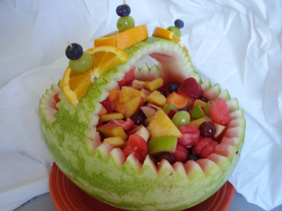 Корзинка из арбуза с фруктами