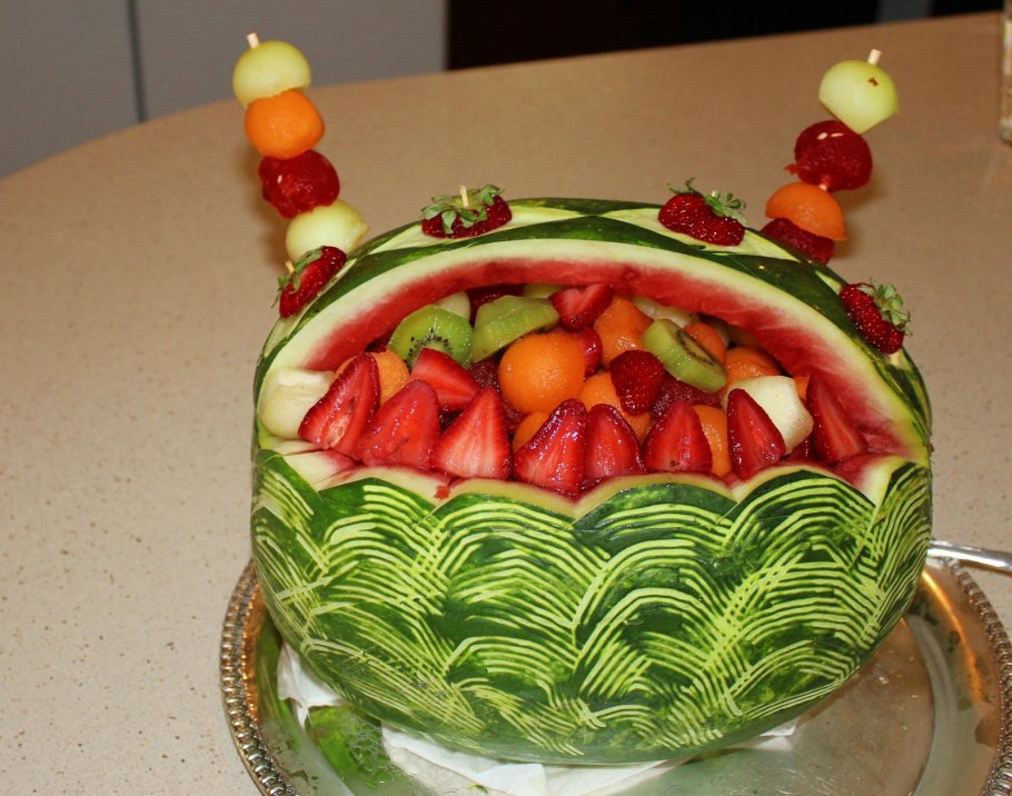 Арбузная корзина с фруктами
