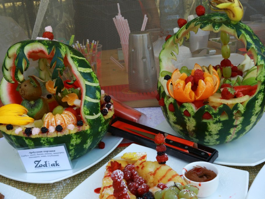 Фруктовая корзина из арбуза