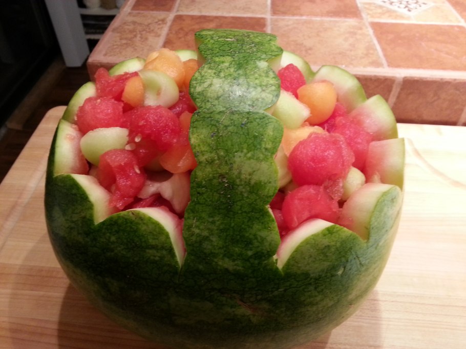 Вырезаем корзинку из арбуза