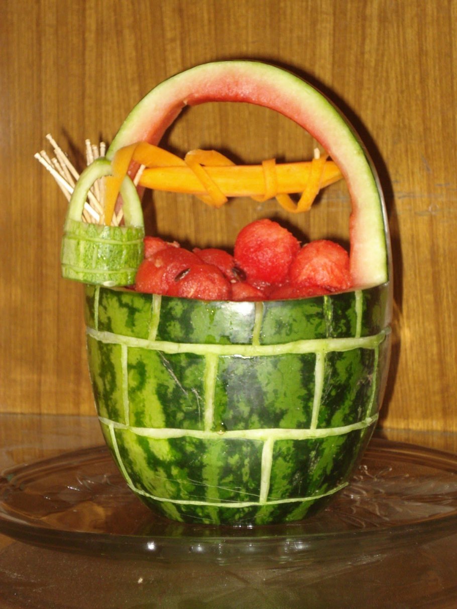 Корзина фруктов из арбуза
