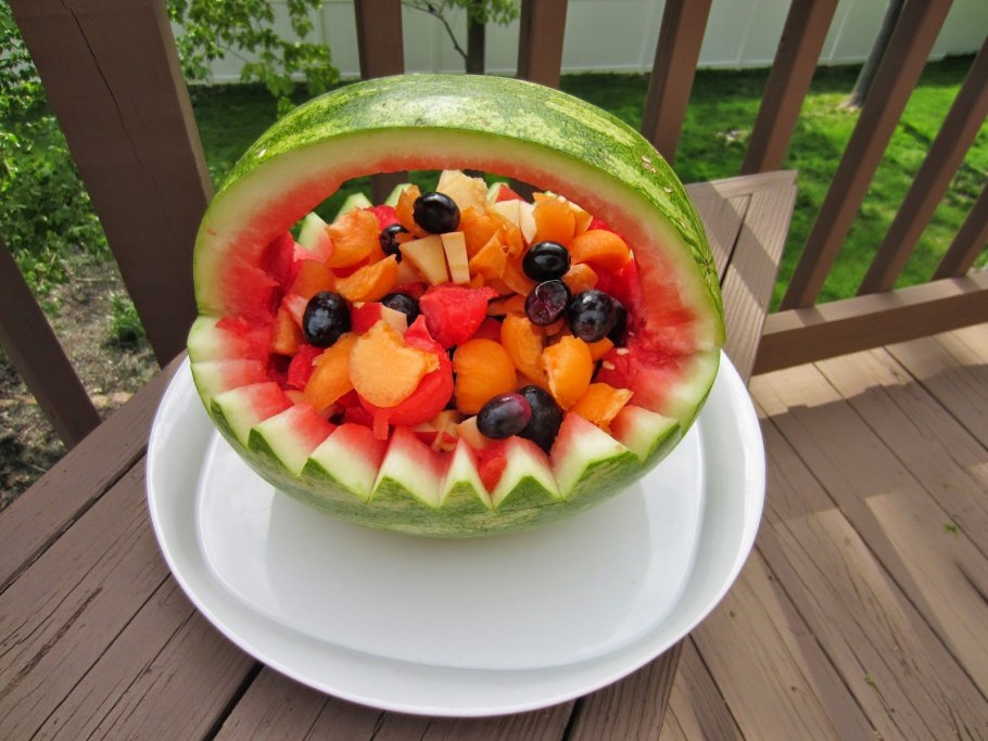 Корзинка из арбуза с фруктами