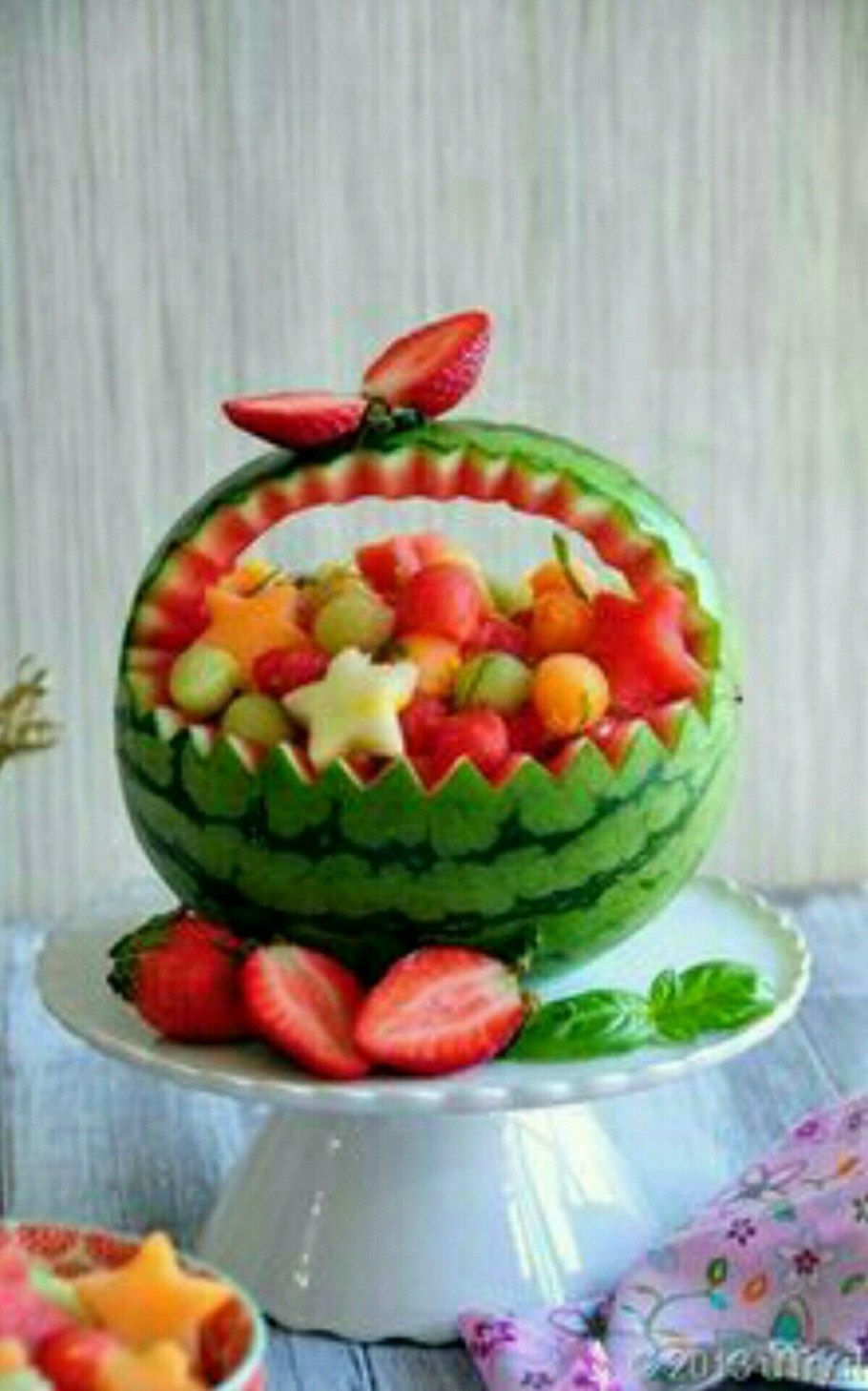 Арбузная корзина с фруктами