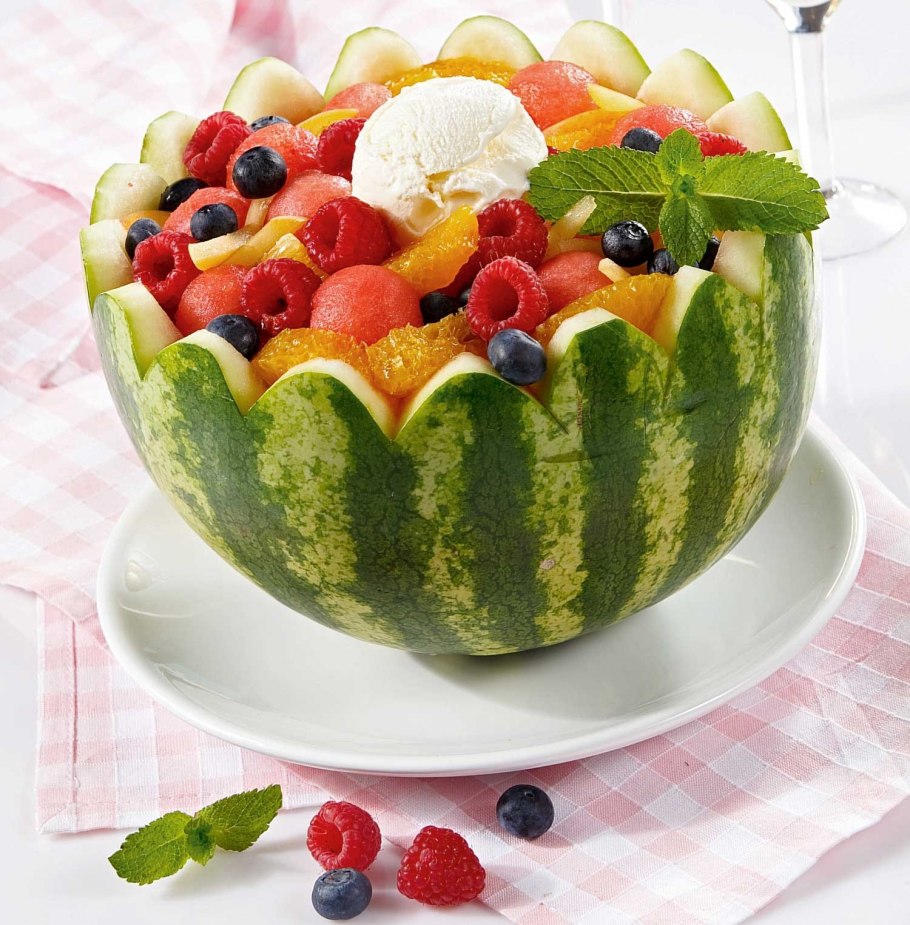 Корзинка из арбуза с фруктами