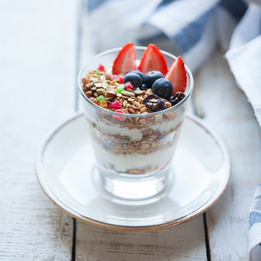 Йогурт с гранолой и фруктами