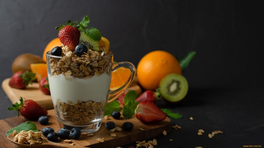 Йогурт с гранолой и фруктами