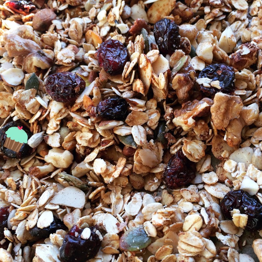 Мороженое сверху гранола