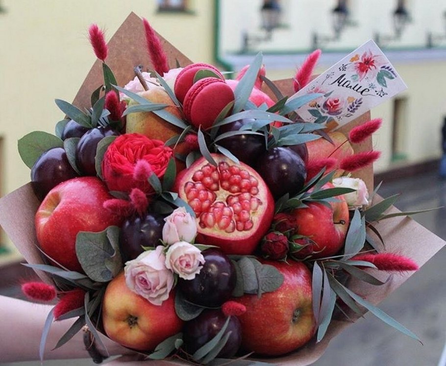 Букет с фруктами и цветами