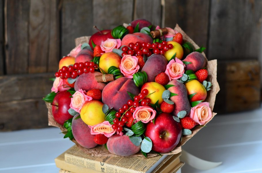 Букет из фруктов и цветов Псков