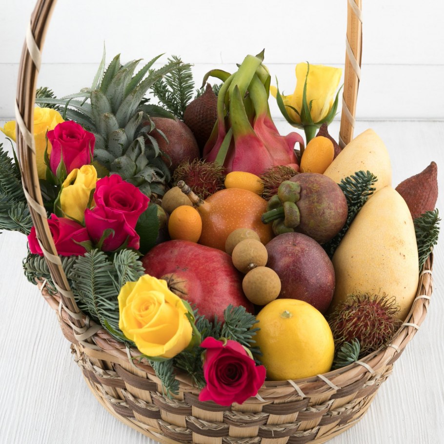 Корзина экзотических фруктов