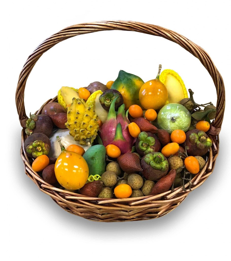 Корзина с экзотическими фруктами