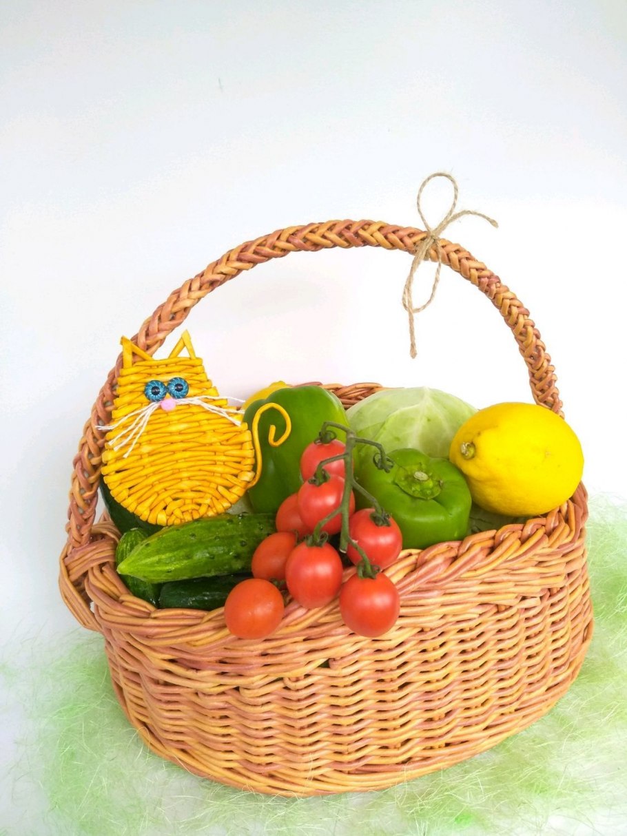 Корзинка с ягодами и цветами