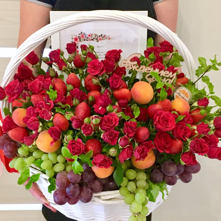 Корзина с цветами и фруктами
