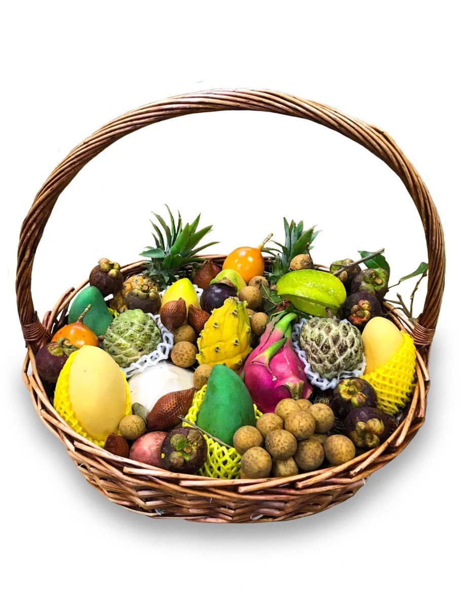 Огромная корзина с фруктами