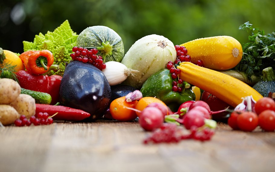 Овощи и фрукты на столе