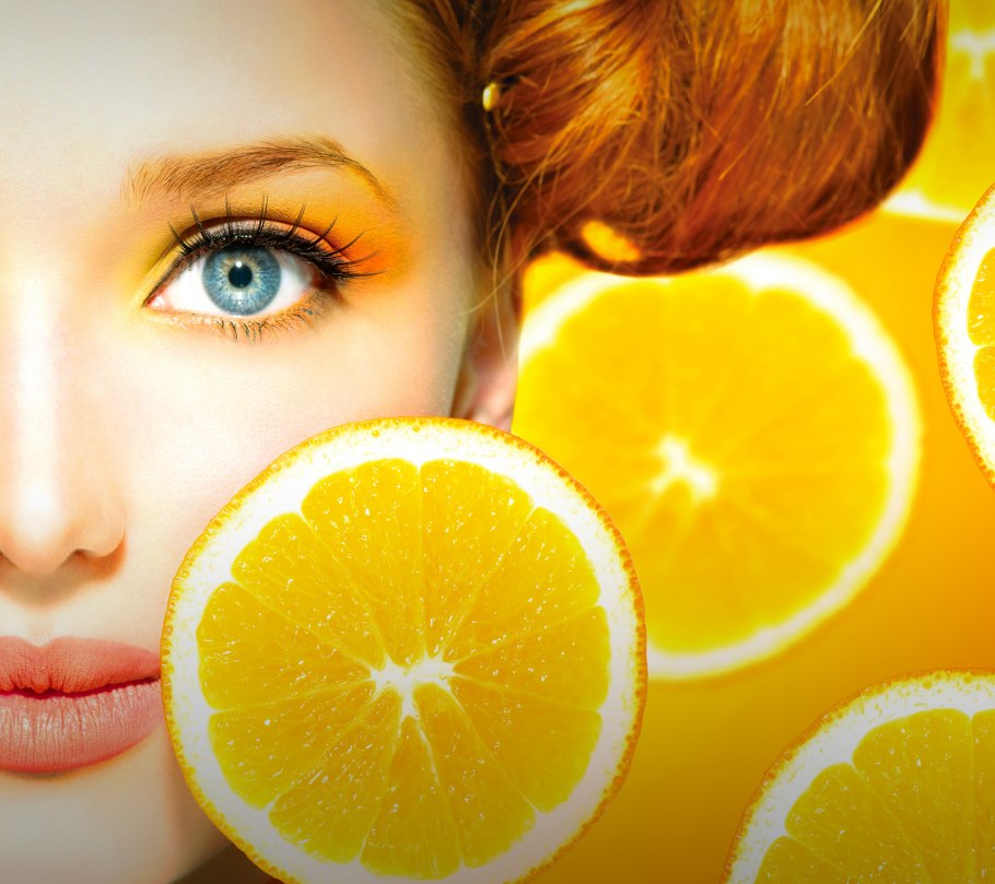 Девушка с цитрусами