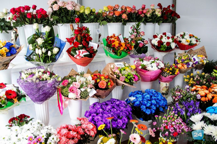 Купить цветы недорого cvbaza. Цветы в цветочном магазине. Букеты на рынке. Цветы на продажу. Цветы в цветочном магазине ассортимент.