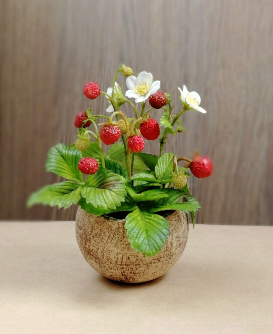 Земляника лесная кустик