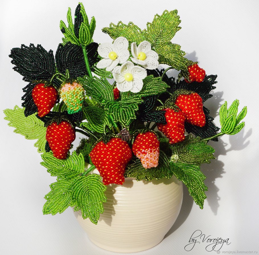 Цветение земляники желтые