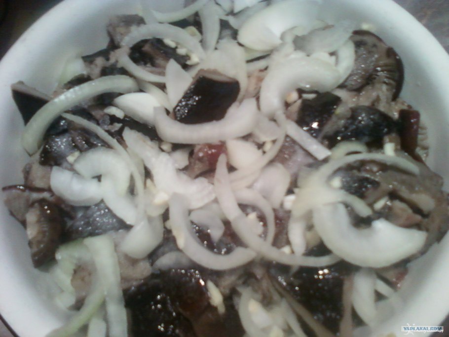 Маринованные чёрные грузди с луком