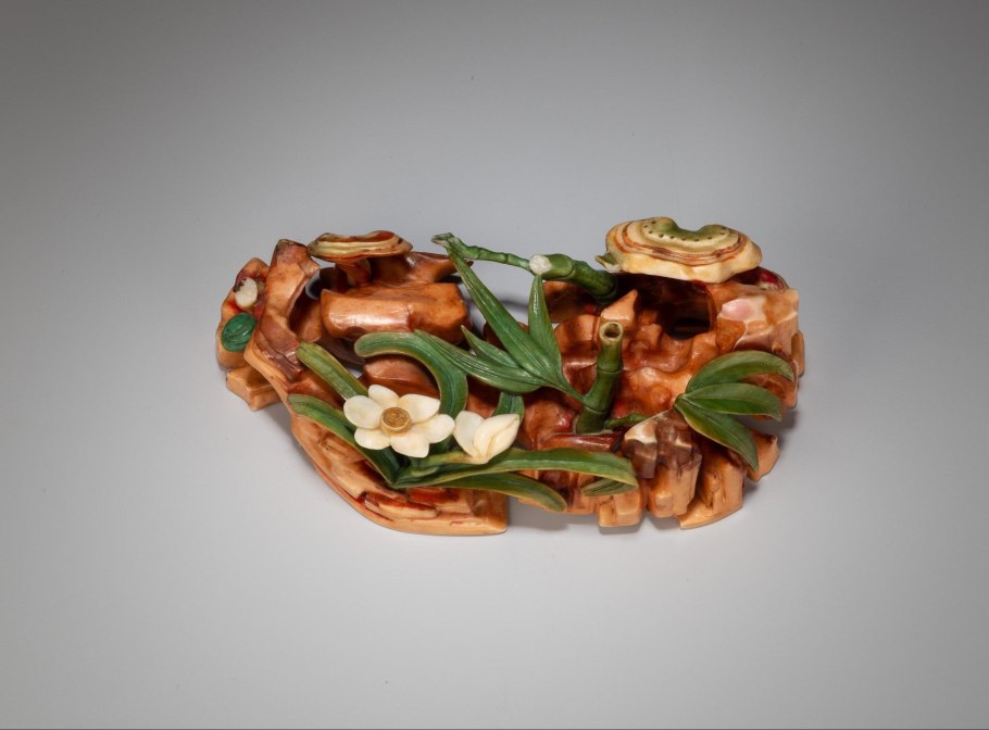 Декор из древесных грибов