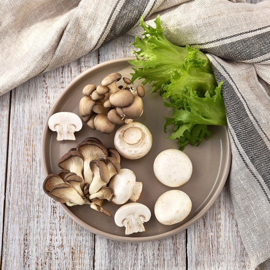 Сырые шампиньоны солью